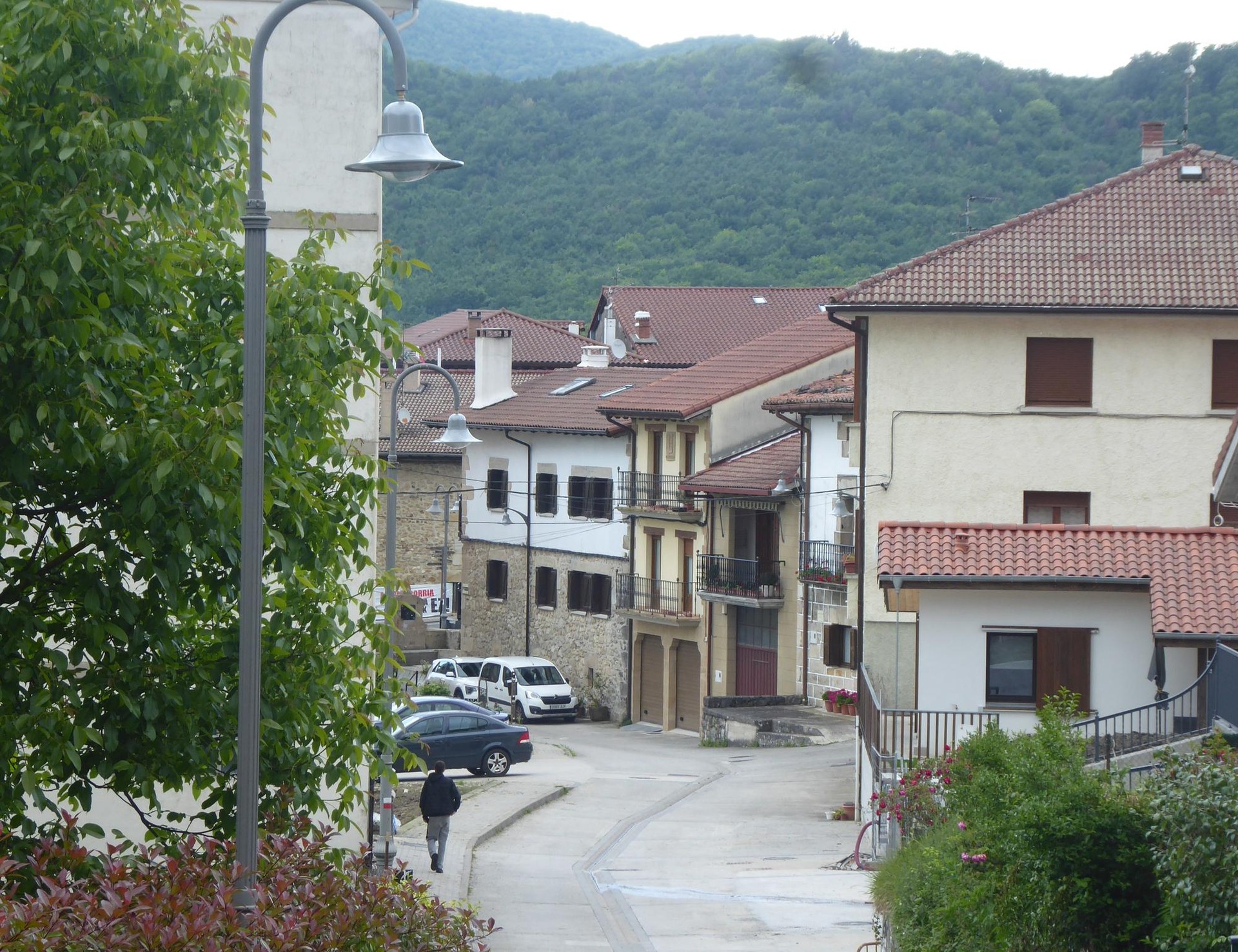 Argiteria publikoa eta eguzki plakak, bidean