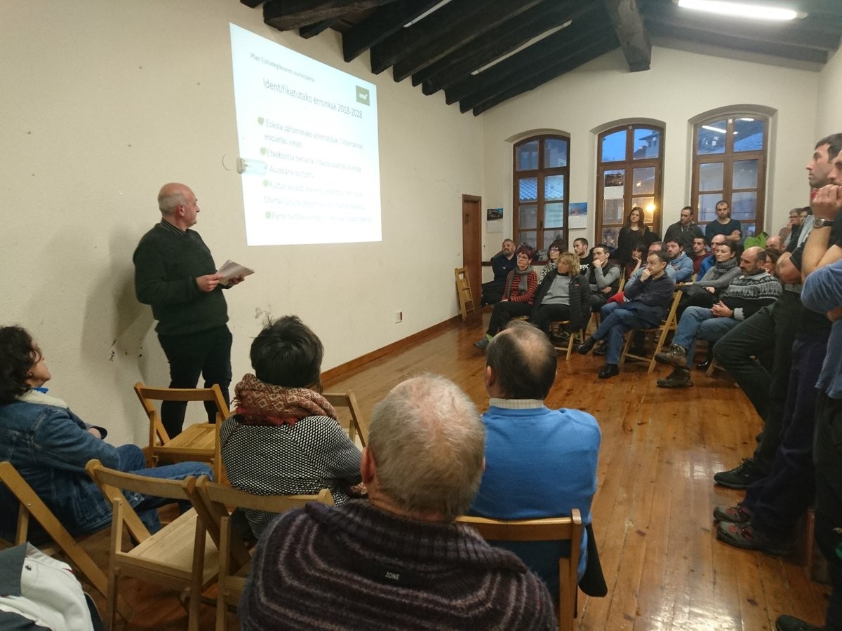 Estrategia planaren jarraipen bilera deitu dute