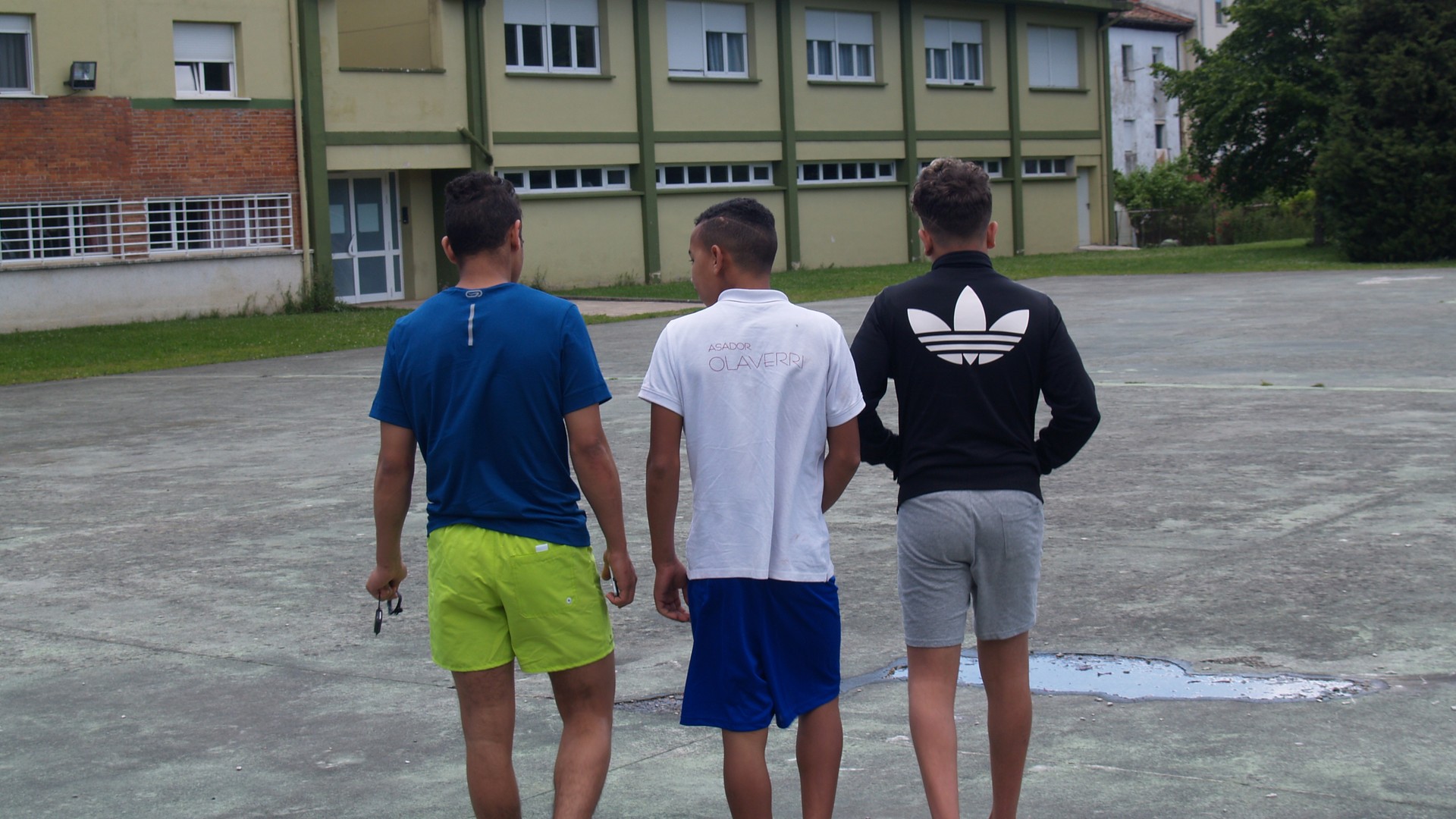 Gazte migratzaileekin egoteko jendea behar da
