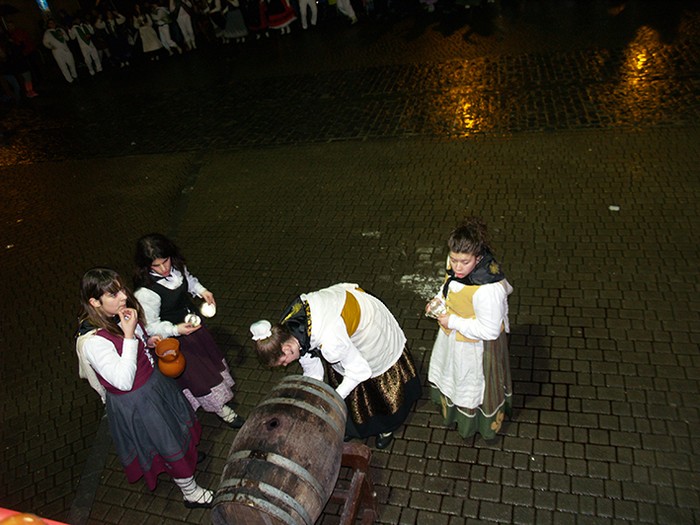 Kintoak zortzikoa dantzatzen - 40