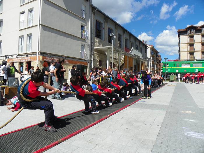 Taup-taup... zatoz! Sortzen festa sustatzeko herri kirolak.