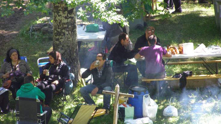 Iturri bedeinkatuaren ondoan, festa