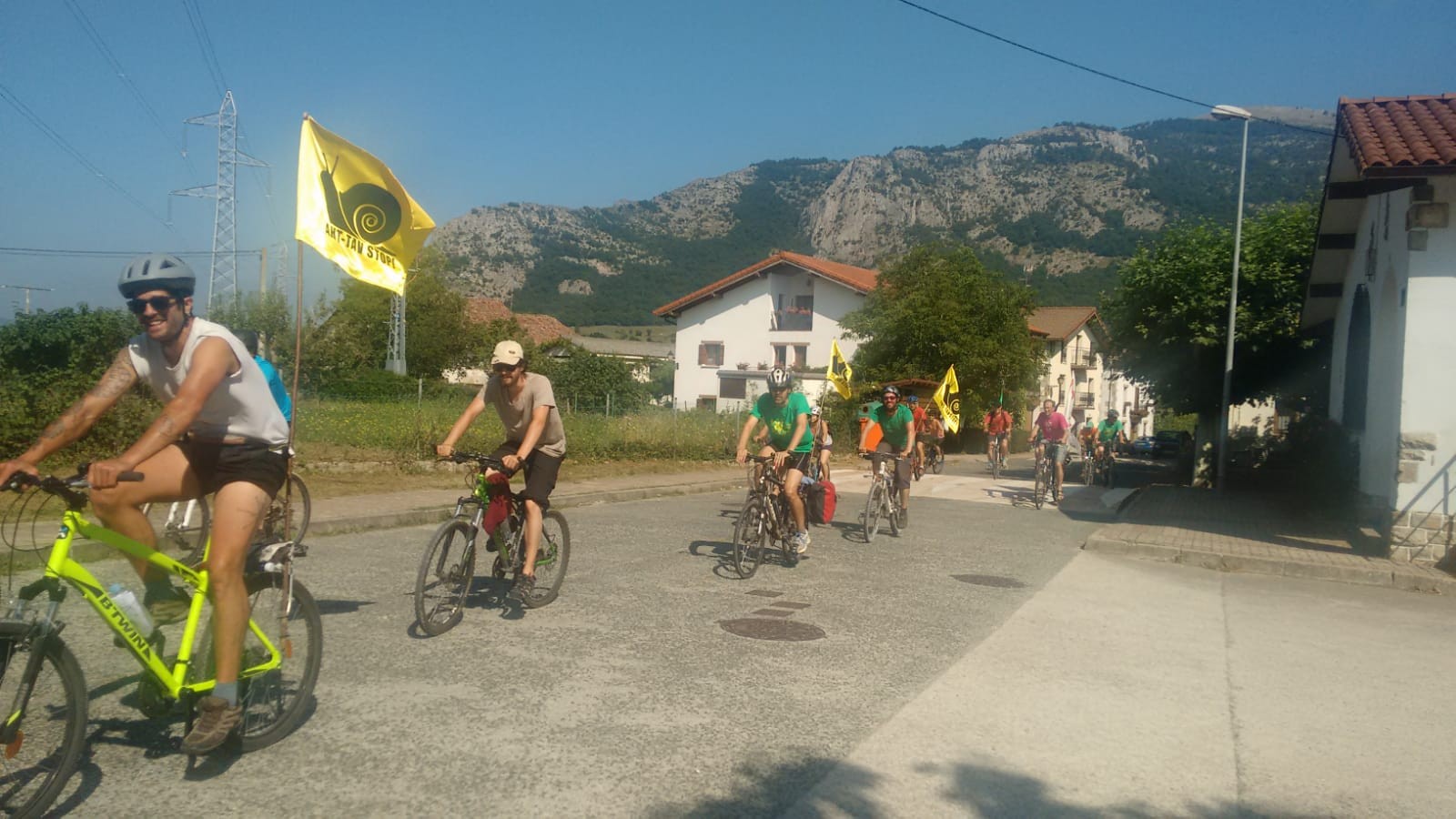 AHTren kontra, bizikleta gainean