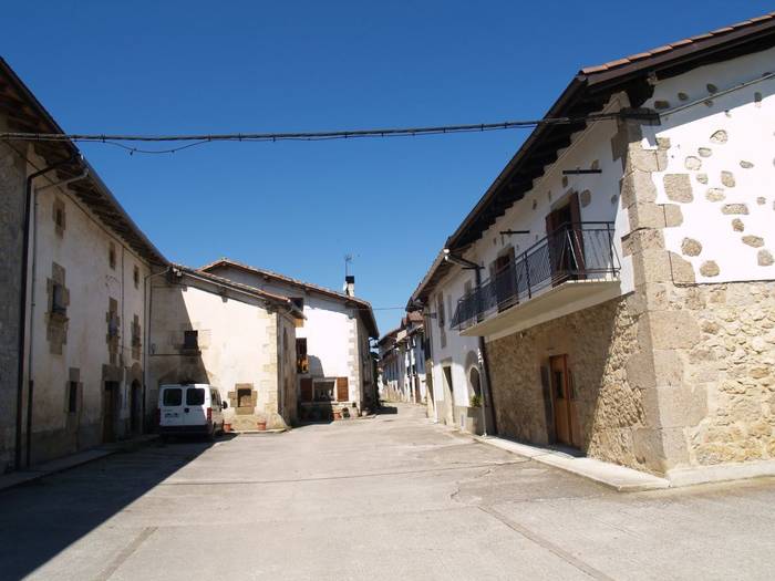 Arruazuk etxe bat erosi du