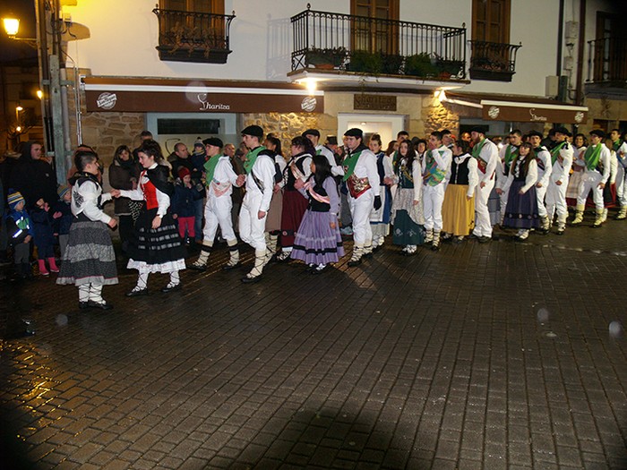 Kintoak zortzikoa dantzatzen - 11