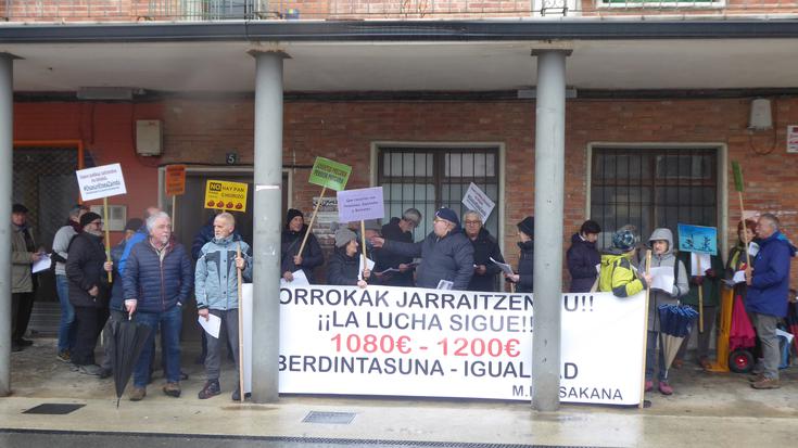 Bost urteko borrokari kantari