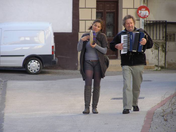 Akordeoi eta pandero kontzertua Josefina Arregi klinikan
