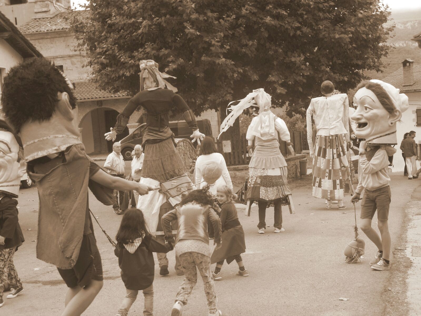 Dantzan hasiko dituzte festak Satrustegin