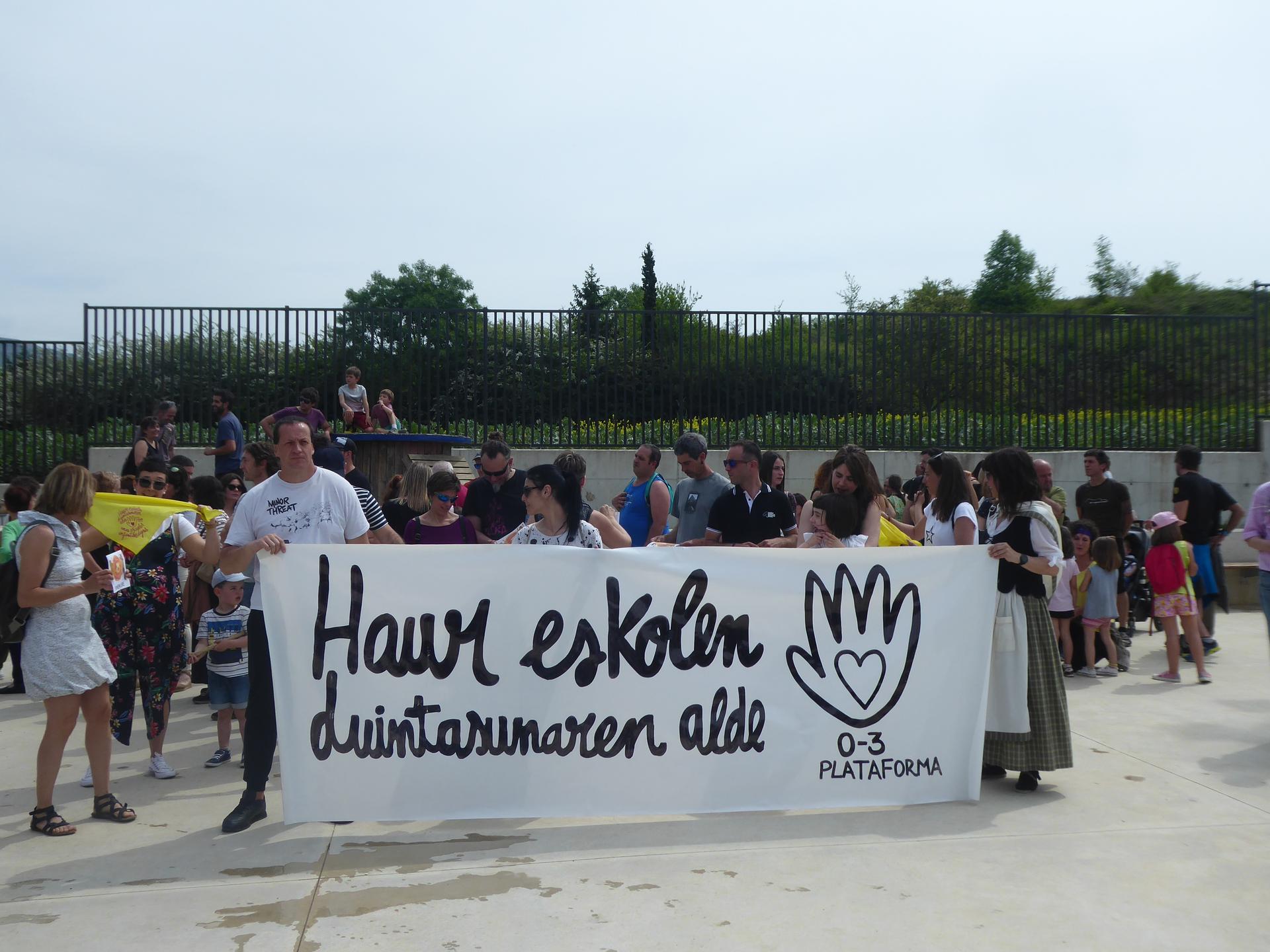 Datu zehatzak eta eskaerak mahai gainean