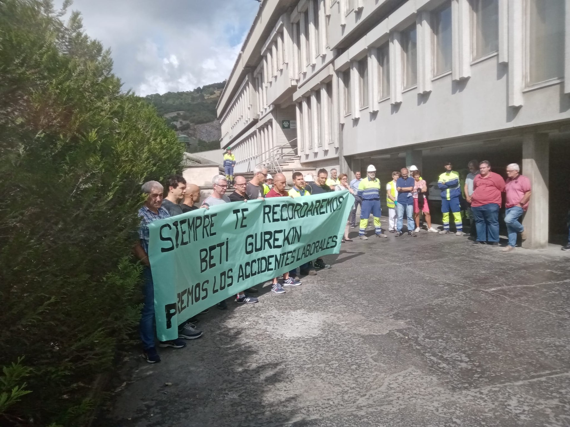 Lan istripuak eragindako heriotza salatzeko, isiltasuna