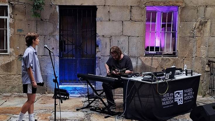 'Bizi sintetikoak' poesia errezital musikatua