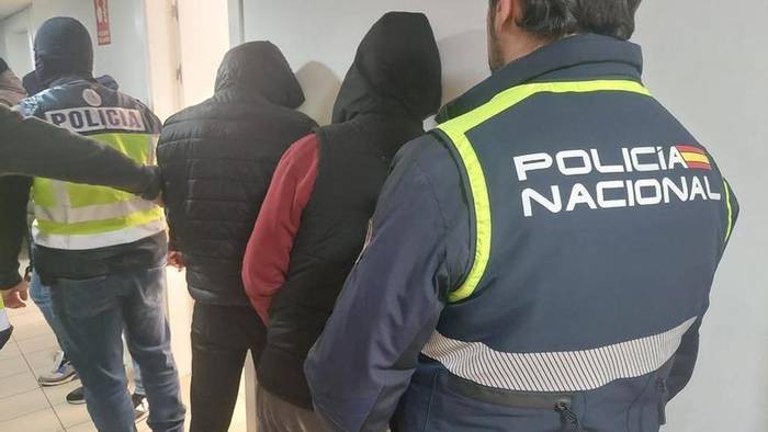 Poliziak bost sakandar atxilotu ditu