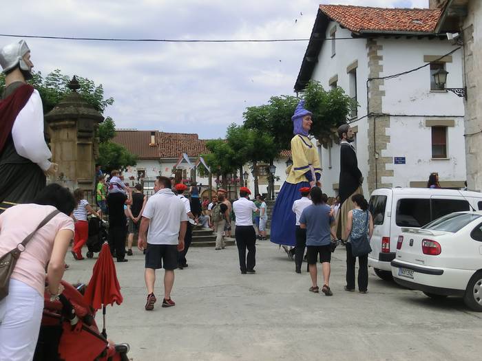 Udalak kale izenak egokitu ditu