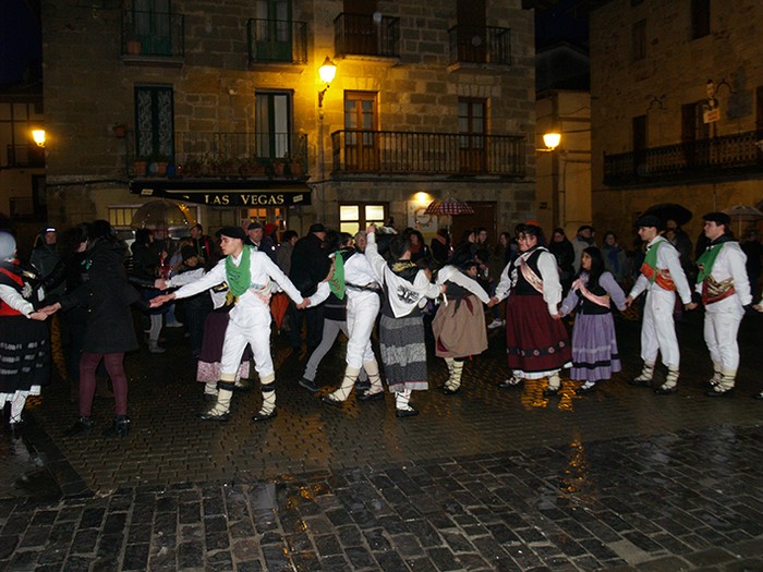 Kintoak zortzikoa dantzatzen - 32