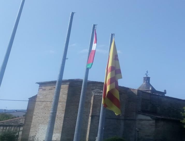 Sortuk salatu du Guardia Civilak ikurriña kendu duela 