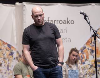 "Ne bertso onenekin erantzuten sayetuko neiz"