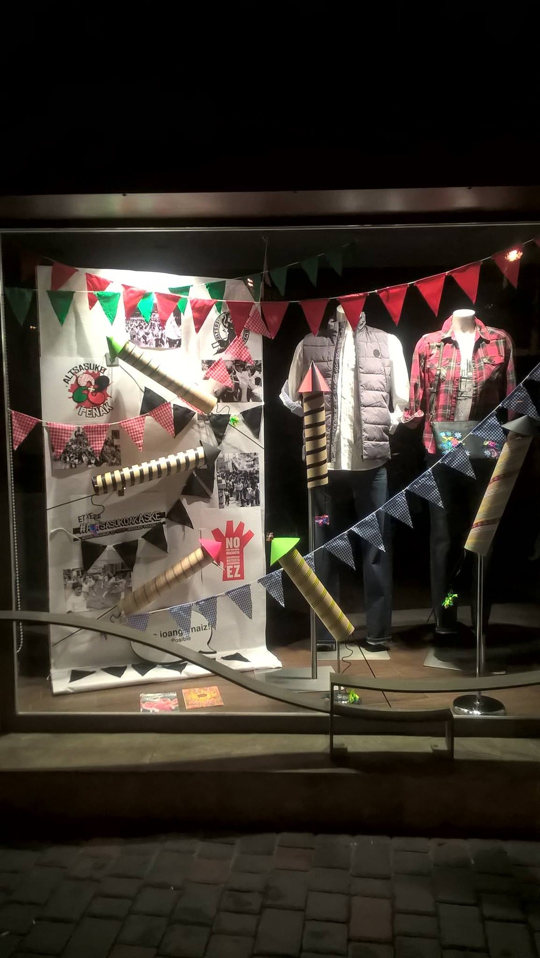 Dendetako erakusleihoek ere festa giroa jaso dute