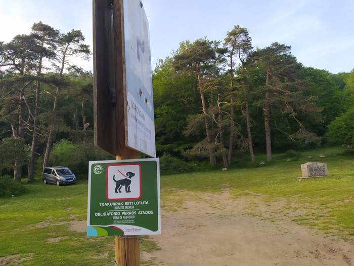 Urbasa-Andia natur parkean txakurrak lotuta ibili behar dute