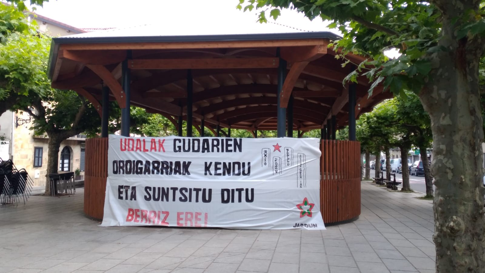 Jardunek salatu du udalak oroigarriak kendu dituela