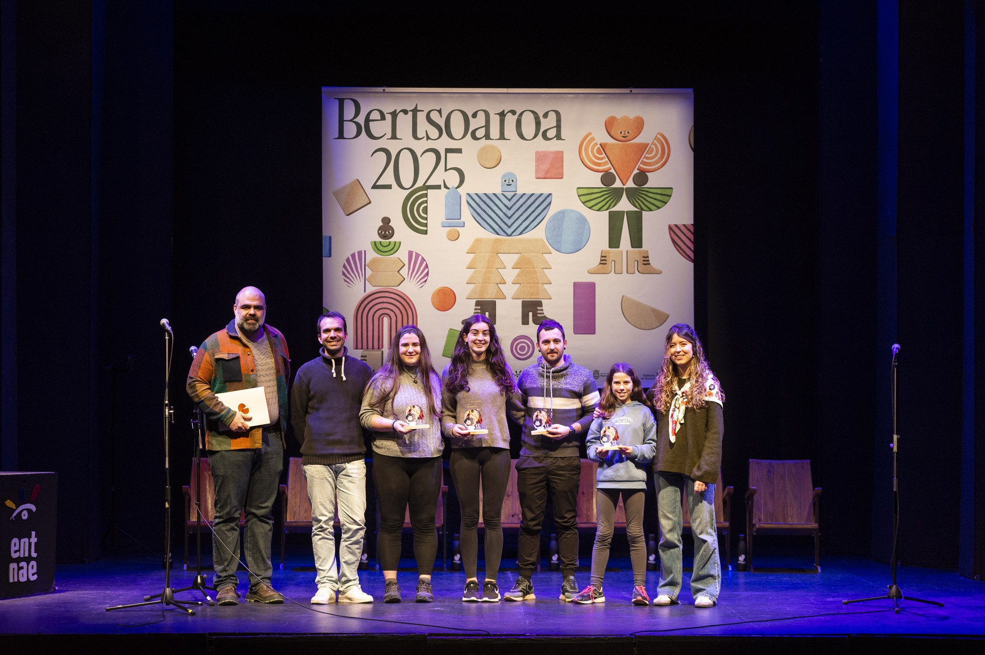 Eneko Lazkozek Bertsopaper Lehiaketako saria irabazi du