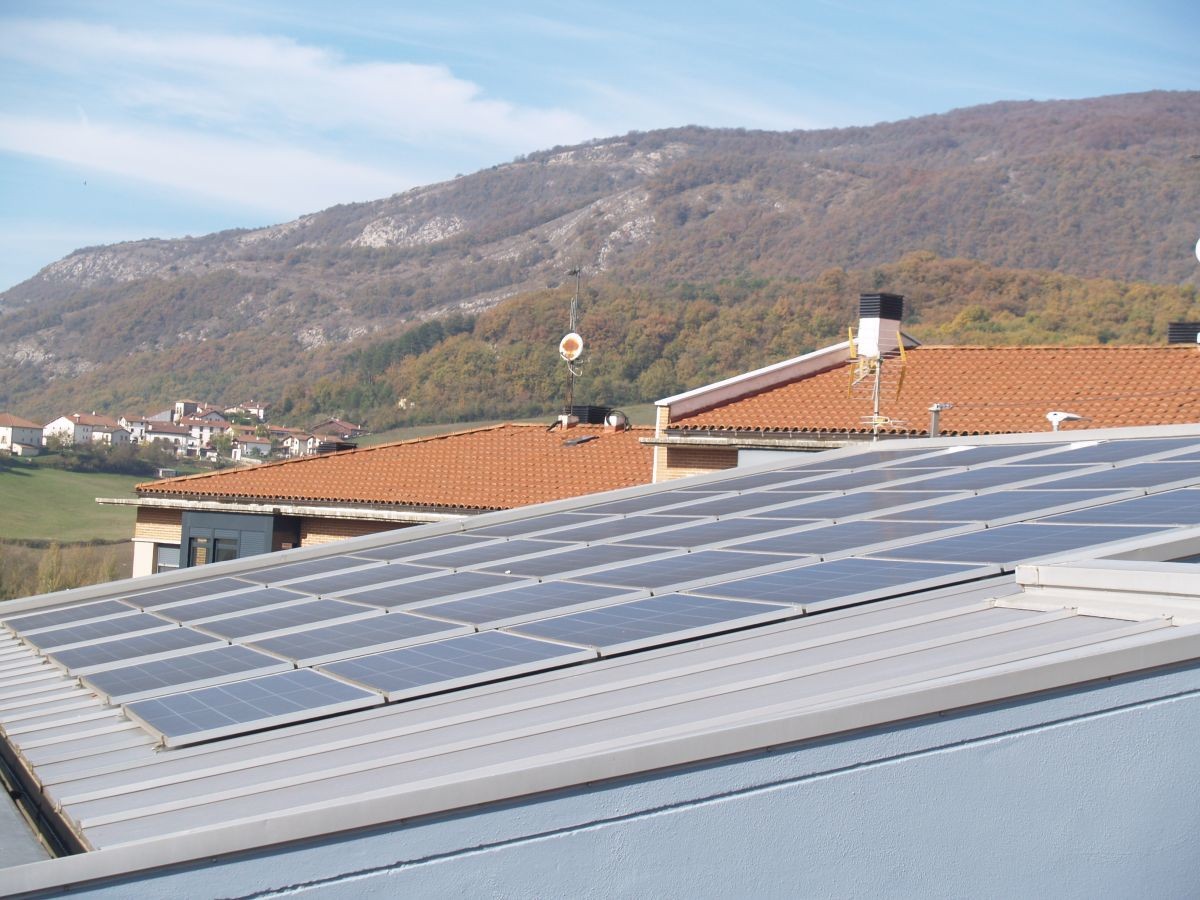 EBKk lau proiektu fotovoltaikori buruzko argibideak emanen ditu
