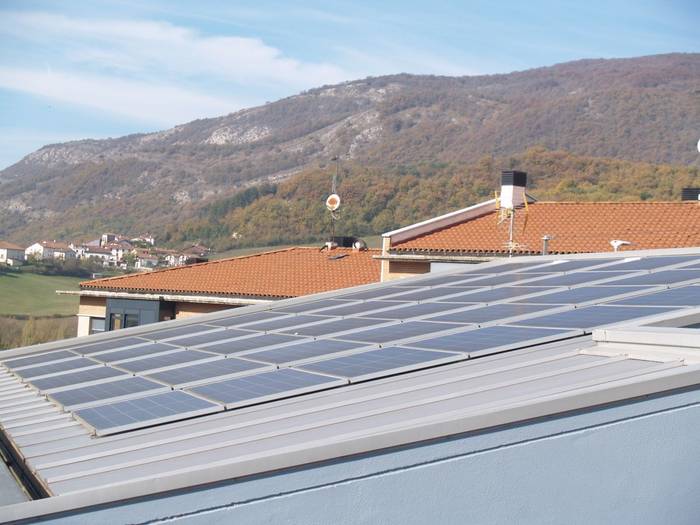 EBKk lau proiektu fotovoltaikori buruzko argibideak emanen ditu