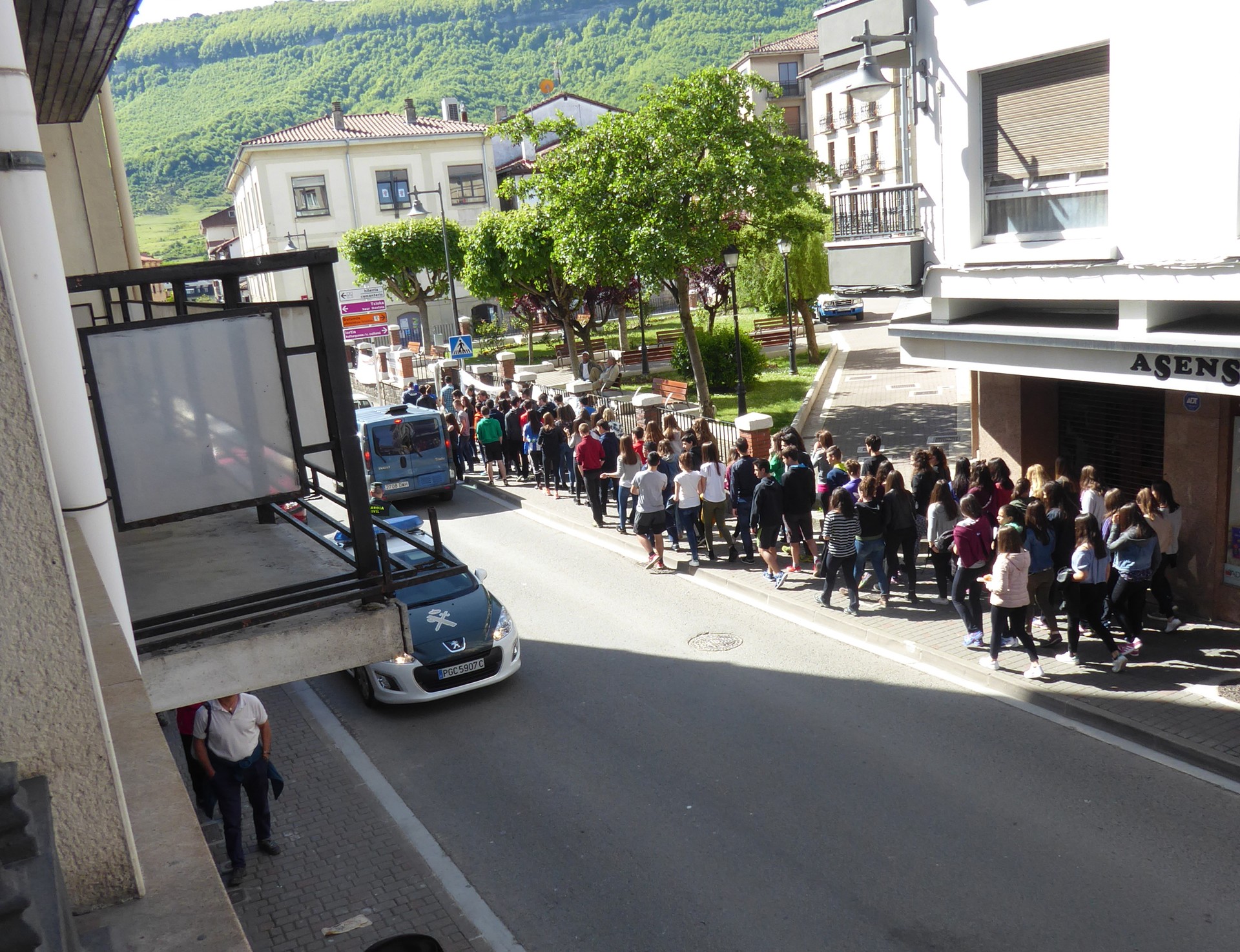 Errebalidaren bezperan, ikasleen protesta