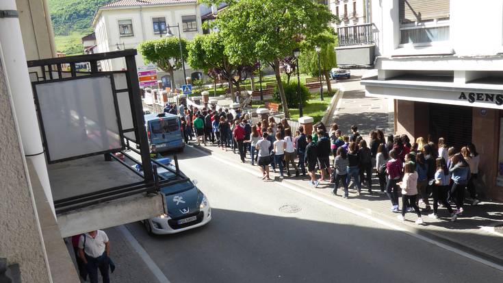 Errebalidaren bezperan, ikasleen protesta