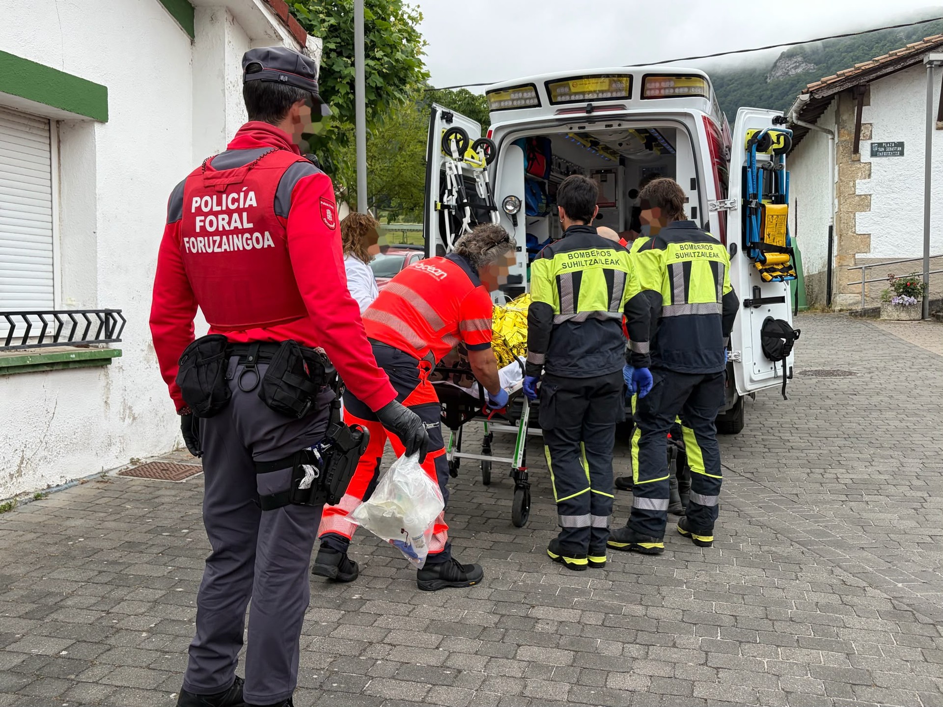 Pertsona bat ospitalera eraman zuten