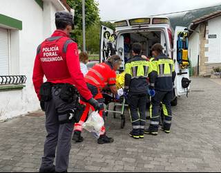 Pertsona bat ospitalera eraman zuten