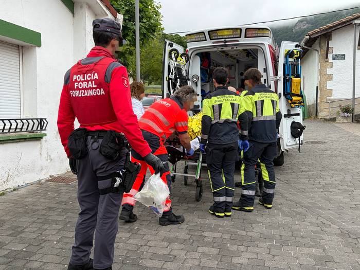Pertsona bat ospitalera eraman zuten