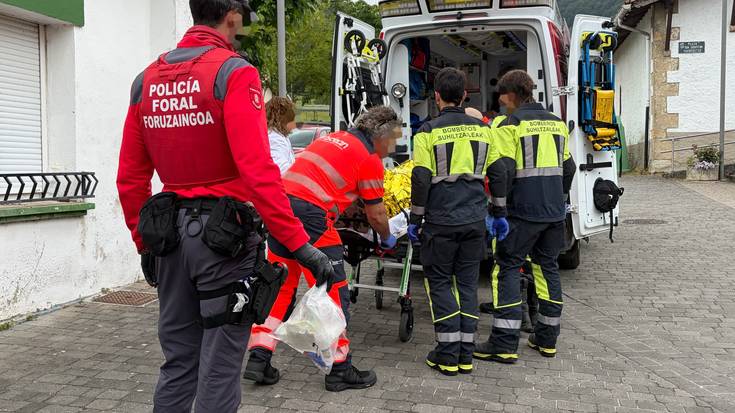 Pertsona bat ospitalera eraman zuten