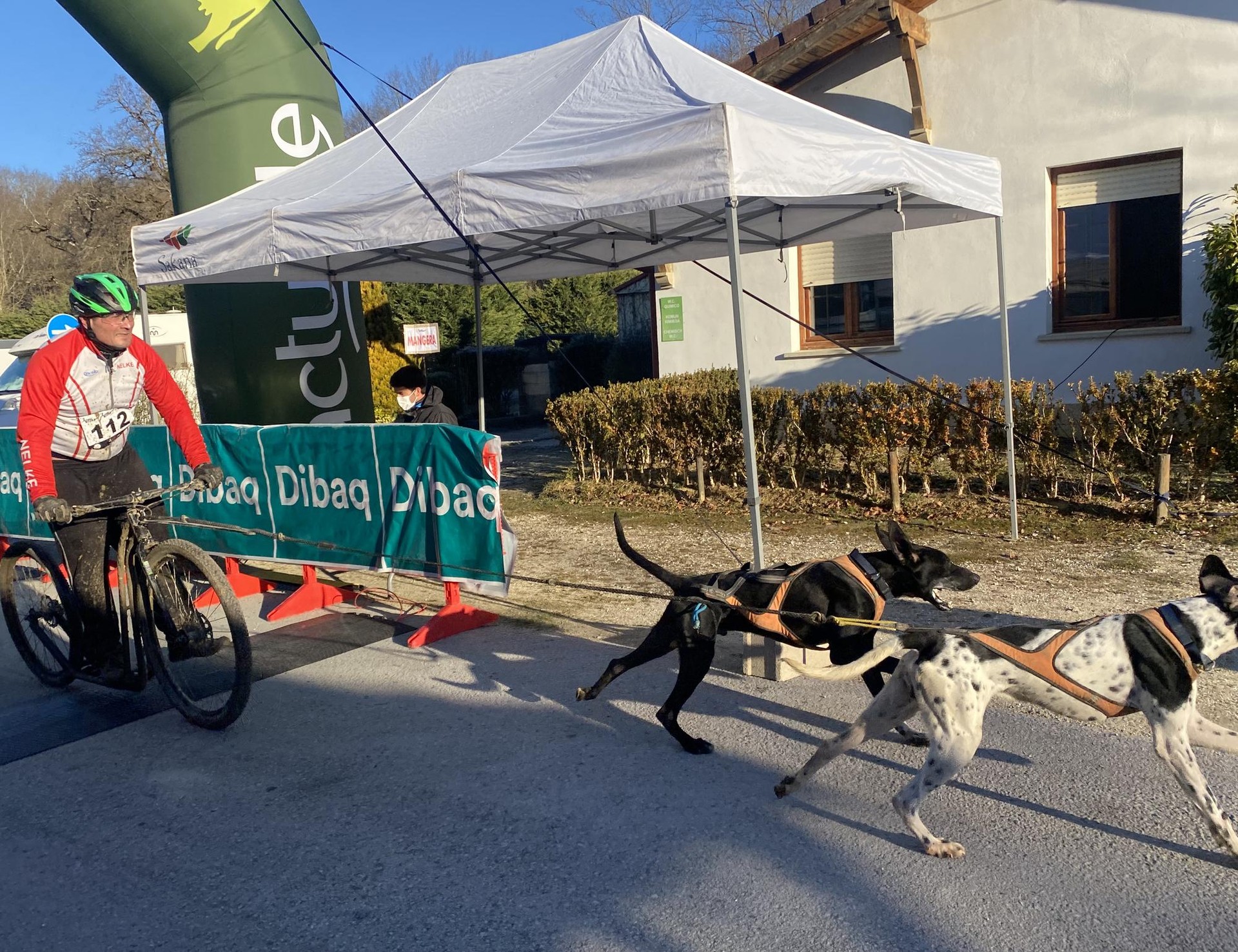 Txakurrak eta korrikalariak batera Etxarrin