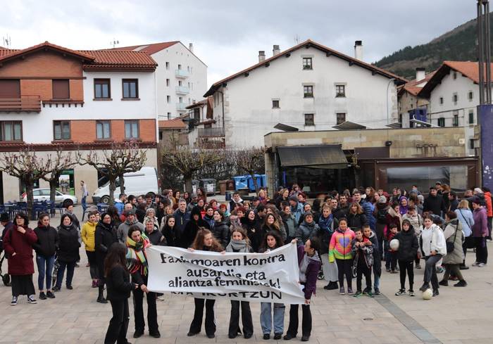 Martxoaren 8an, beste mundu batengatik kalera