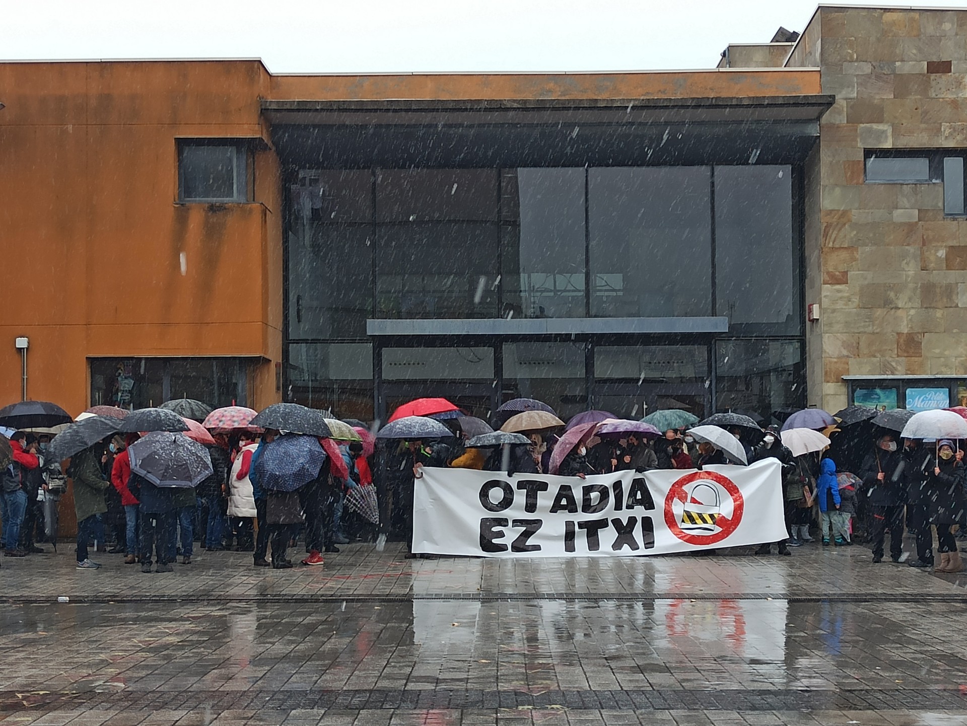 Otadia aterpea ez ixteko eskaera kalean berretsia