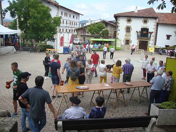Festak: Etxajua eta presentzia polizialaren aurkako kontzentrazioa