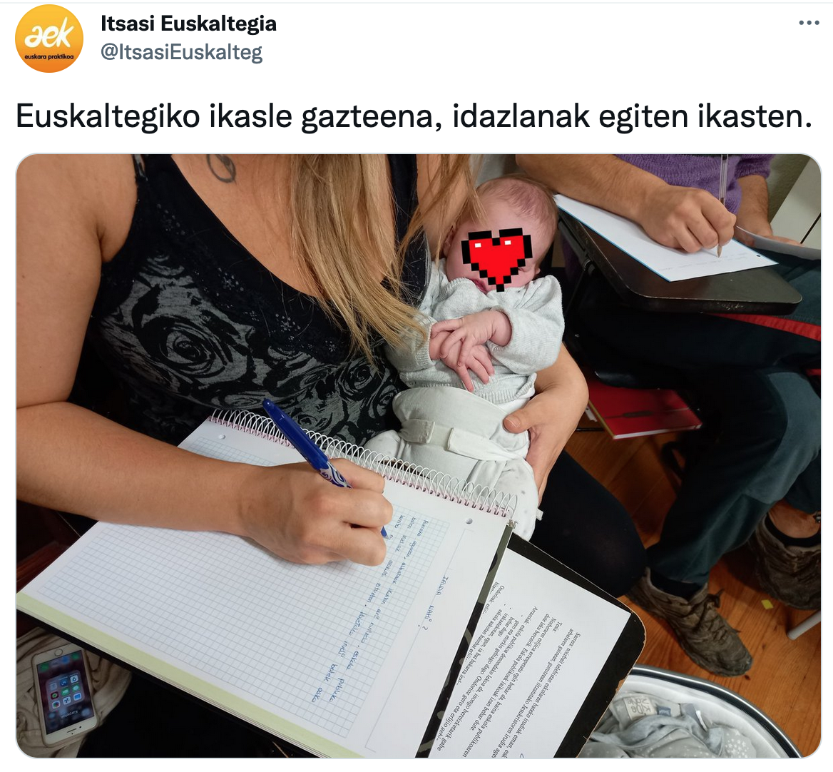 Euskaltegiko ikasle gazteena, idazlanak egiten ikasten.