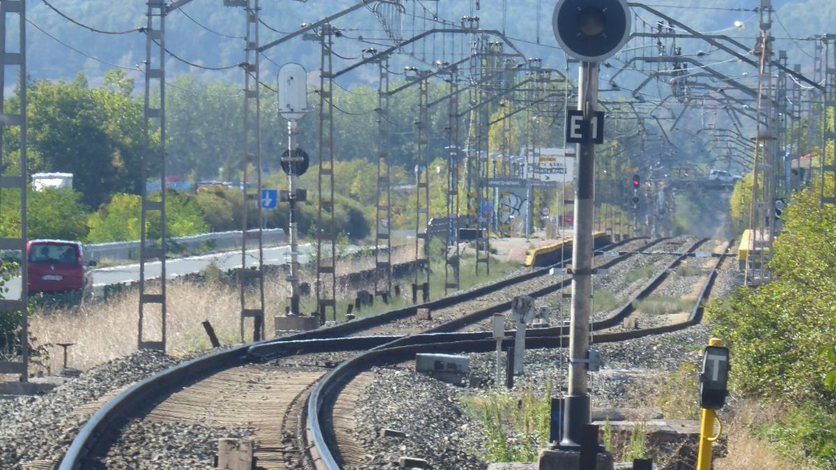 Adifek tren bazterbidea luzatzeko lanak eman nahi ditu