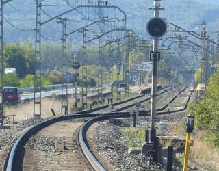 Adifek tren bazterbidea luzatzeko lanak eman nahi ditu