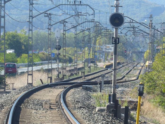 Adifek tren bazterbidea luzatzeko lanak eman nahi ditu