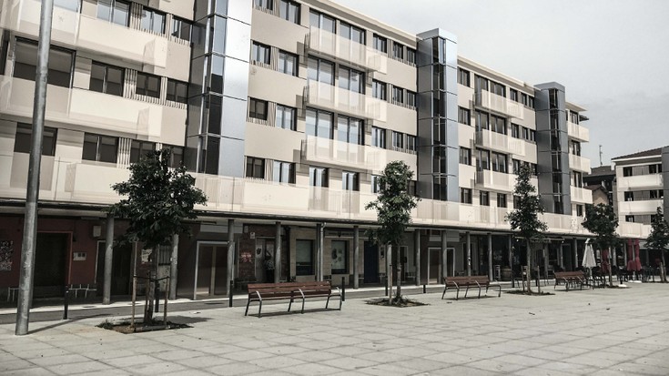 Altsasun Zumalakarregi plazakoa, lan merkaturako ikastaroa eta Arkangoa taberna lehiaketan, Satrustegin kamioia erreta