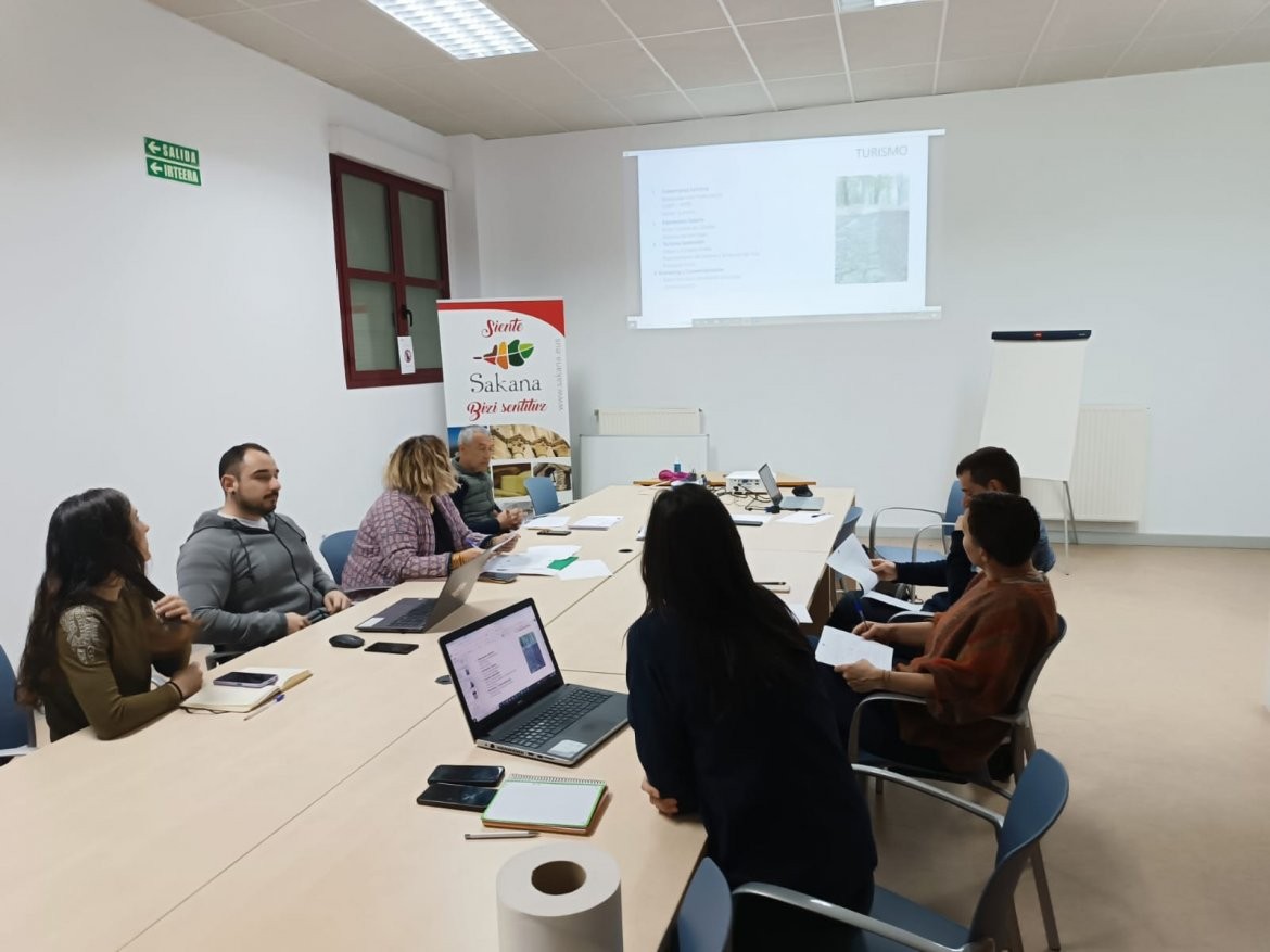 Estrategia planerako plangintza proposamena mahai gainean jarri dute
