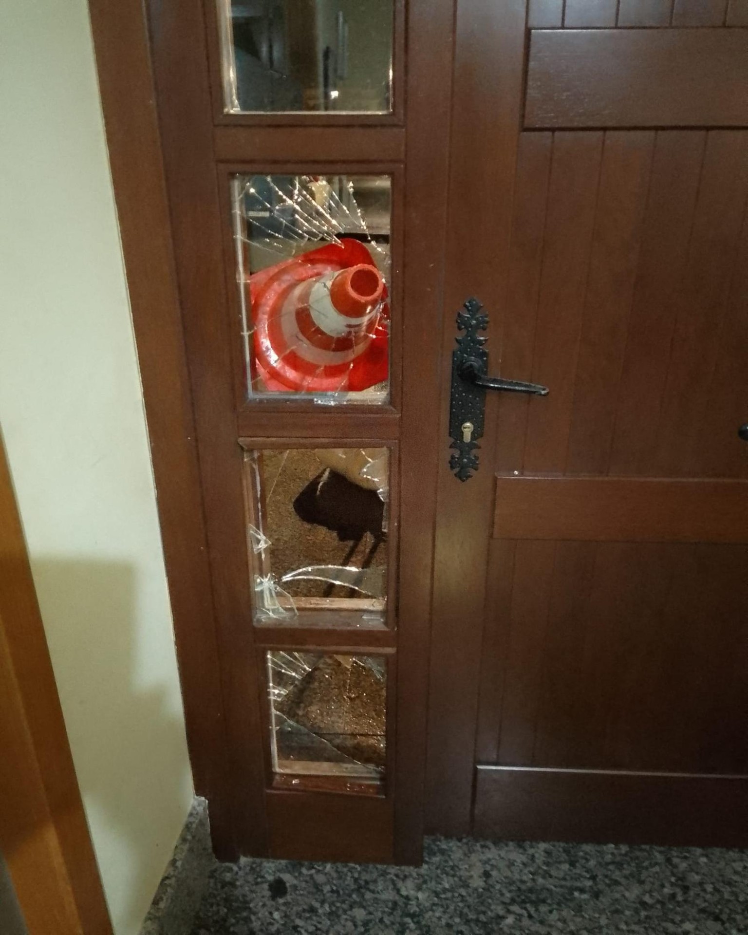 Mojen eraikinean kalteak eragin dituzte