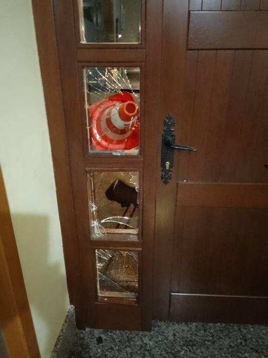 Mojen eraikinean kalteak eragin dituzte