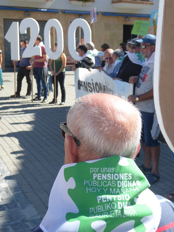 Pentsio duinen aldarrikapena balkoi eta leihoetara