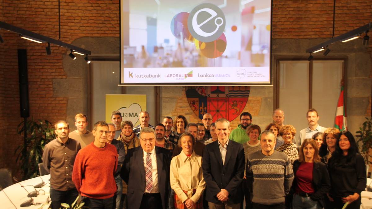 Udalerri euskaldunetako bulegoetan euskara lehenesteko konpromisoa berretsi dute UEMArekin hiru finantza erakundek