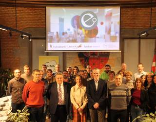 Udalerri euskaldunetako bulegoetan euskara lehenesteko konpromisoa berretsi dute UEMArekin hiru finantza erakundek