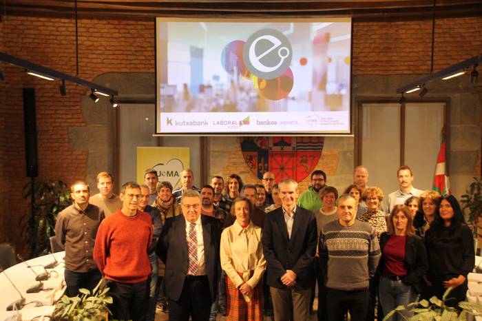 Udalerri euskaldunetako bulegoetan euskara lehenesteko konpromisoa berretsi dute UEMArekin hiru finantza erakundek