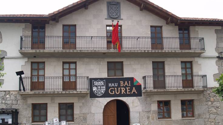 Uharte Arakilgo eta Lakuntzako udaleko kontuak eta AHTren kontrako batzarrak