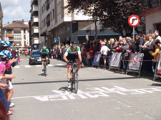 Ciclismo en Irurtzun. Una forma de vida. Mahai-ingurua hainbat txirrindularirekin